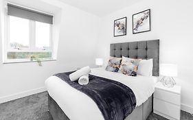 Stylish 2 Bedroom Apartment - Balcony - Secure Parking - Top Rated - 5Mc